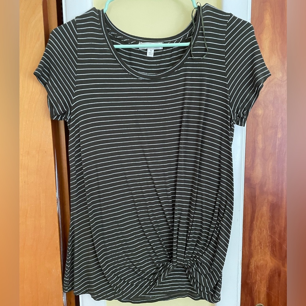 Green striped knotted tee